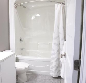 Bedford Apartamento | Bradford Place Main Level, 3BR Private Floor with Kitchen