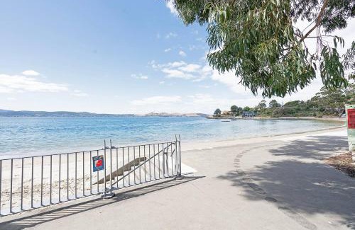 Sandy Bay Apartamento | 'Braelands by the Beach' Sun-kissed Sandy Bay Escape