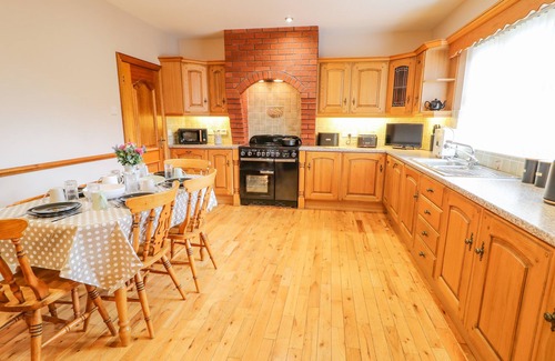 Ballymena Cabaña | BRAESIDE FARM HOUSE, pet friendly, with hot tub in Cloughmills