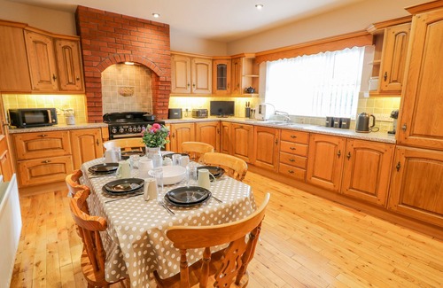 Ballymena Cabaña | BRAESIDE FARM HOUSE, pet friendly, with hot tub in Cloughmills