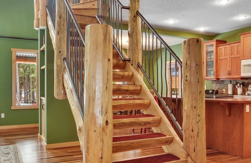 Bragg Creek Casa | Bragg Creek historic Cosy Cabin established in 1946