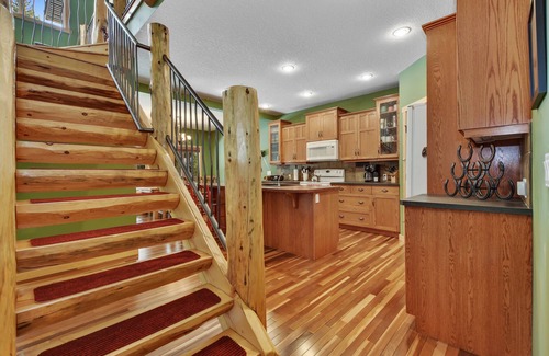 Bragg Creek Casa | Bragg Creek historic Cosy Cabin established in 1946