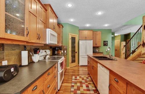 Bragg Creek Casa | Bragg Creek historic Cosy Cabin established in 1946