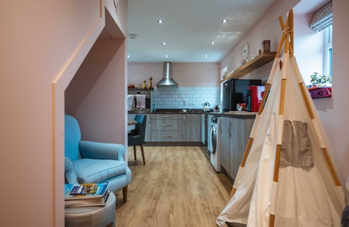 Turriff Cabaña | Bramble Cottage - a rural that sleeps 4 guests in 2 bedrooms