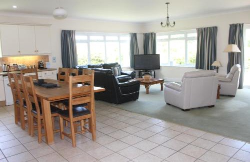 Widemouth Bay Casa | Bramble Cottage - Luxury Holiday Cottage - 4 Beds 3 Baths - Parking - Beach 1 Mile - Fenced Child & Dog Friendly - EV Chrger