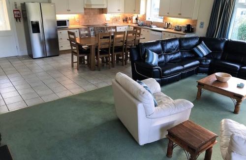 Widemouth Bay Casa | Bramble Cottage - Luxury Holiday Cottage - 4 Beds 3 Baths - Parking - Beach 1 Mile - Fenced Child & Dog Friendly - EV Chrger