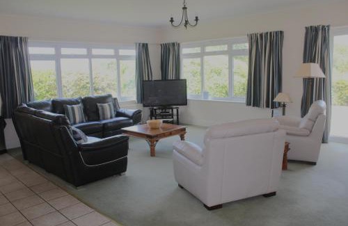 Widemouth Bay Casa | Bramble Cottage - Luxury Holiday Cottage - 4 Beds 3 Baths - Parking - Beach 1 Mile - Fenced Child & Dog Friendly - EV Chrger