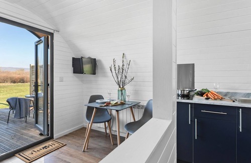 Wells Cabina | Bramley, Apple Tree Glamping - a chalet that sleeps 2 guests in 1 bedroom