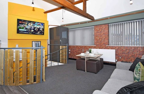 Newcastle-Under-Lyme Casa | Brampton Him House by YourStays