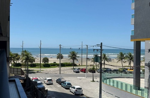 Praia Grande Apartamento | Brand new apartment right on the sand with sea view.