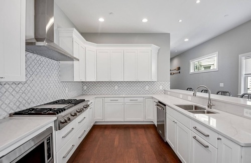 Homewood Casa | Brand New.1.5 blocks to Westin. 1st floor bed & bath. Walkable Convenience