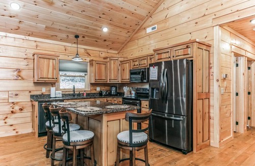 Cherry Log Casa | Brand New 2/2 Cabin Cherry Log, Big Hot Tub, Views