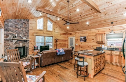 Cherry Log Casa | Brand New 2/2 Cabin Cherry Log, Big Hot Tub, Views
