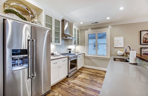 Sonoma Casa | Nuevas suites principales de 2 dormitorios con cocina de chefs a pasos de Sonoma Plaza