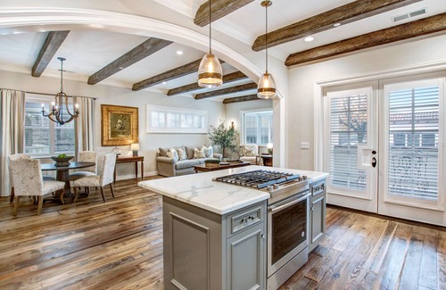 Sonoma Casa | Nuevas suites principales de 2 dormitorios con cocina de chefs a pasos de Sonoma Plaza