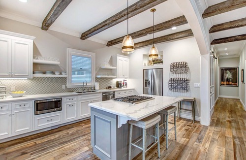 Sonoma Casa | Nuevas suites principales de 2 dormitorios con cocina de chefs a pasos de Sonoma Plaza