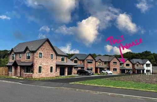 Newcastle-Under-Lyme Casa | Brand-New, 2 Private Bedrooms Available, Stunning Views, Stoke Hospital, Alton Towers, Keele University, Trentham Gardens, Free Parking & Wi-Fi