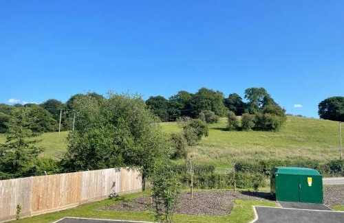 Newcastle-Under-Lyme Casa | Brand-New, 2 Private Bedrooms Available, Stunning Views, Stoke Hospital, Alton Towers, Keele University, Trentham Gardens, Free Parking & Wi-Fi