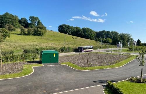 Newcastle-Under-Lyme Casa | Brand-New, 2 Private Bedrooms Available, Stunning Views, Stoke Hospital, Alton Towers, Keele University, Trentham Gardens, Free Parking & Wi-Fi