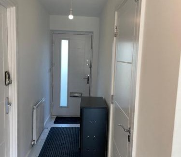 Newcastle-Under-Lyme Casa | Brand-New, 2 Private Bedrooms Available, Stunning Views, Stoke Hospital, Alton Towers, Keele University, Trentham Gardens, Free Parking & Wi-Fi
