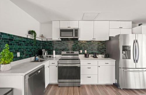 Bonita Springs Apartamento | Brand New 2Bed in Bonita's Heart with Superb Patio and Garden