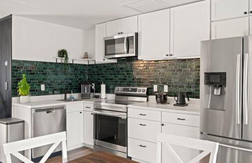 Bonita Springs Apartamento | Brand New 2Bed in Bonita's Heart with Superb Patio and Garden