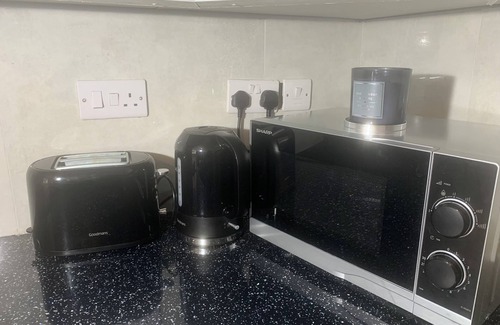 Bury Casa | Brand New 3 Bed 3 En-suite House in Manchester Near Bury Town Centre