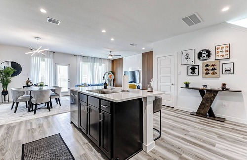 Southeast Houston Casa | Brand New 3Bd Luxury Family-Friendly Home mins 2 Downtown,NRG Stadium,Med Center