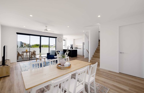 Gold Coast Casa | Brand New 3BR with Pool, Golf nearby, huge balcony