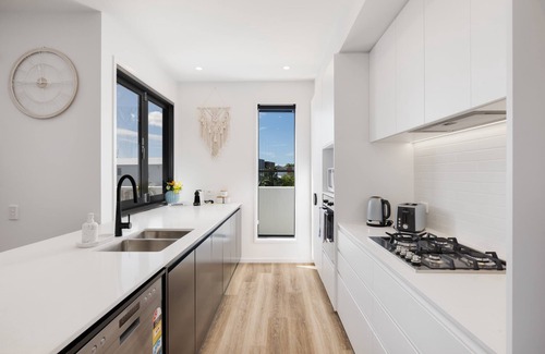 Gold Coast Casa | Brand New 3BR with Pool, Golf nearby, huge balcony
