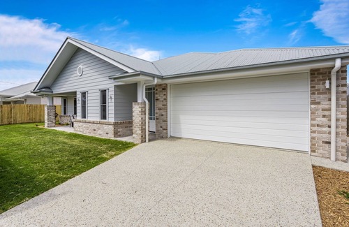 Redcliffe Casa | Brand-New 4-Bed Beach House with Alfresco Dining