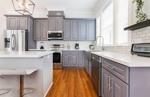 Faubourg Lafayette Apartamento | Brand New 4 BR w Pool by Hosteeva
