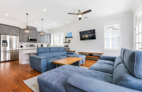 Faubourg Lafayette Apartamento | Brand New 4 BR w Pool by Hosteeva