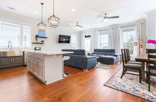Faubourg Lafayette Apartamento | Brand New 4 BR w Pool by Hosteeva