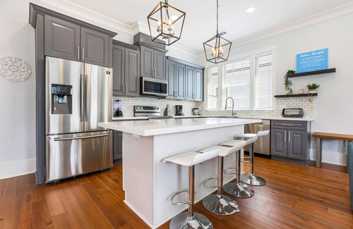 Faubourg Lafayette Apartamento | Brand New 4 BR w Pool by Hosteeva