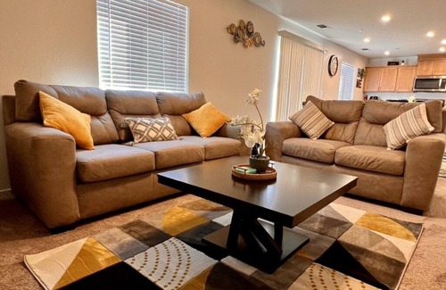 Chowchilla Casa | Brand New, 5 Bedroom/3 Bath Home- On your way to Yosemite!