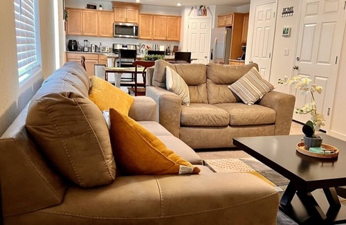 Chowchilla Casa | Brand New, 5 Bedroom/3 Bath Home- On your way to Yosemite!
