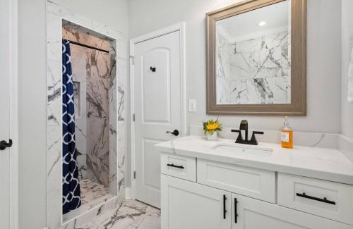 Tulane - Gravier Casa | Brand New 5BR, Outdoor Seating, Parking