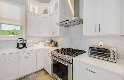 Seneca Casa | Brand New 6BR/6BA Luxury Home, 20 min to Clemson. Flat lot/firepit/pool table!