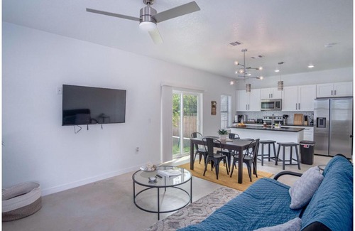 Denver Heights Apartamento | BRAND NEW 8 Stylish 3BR Near Exciting Downtown