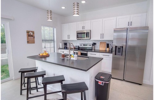 Denver Heights Apartamento | BRAND NEW 8 Stylish 3BR Near Exciting Downtown