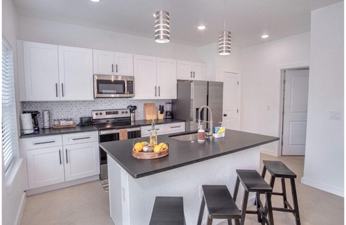 Denver Heights Apartamento | BRAND NEW 8 Stylish 3BR Near Exciting Downtown