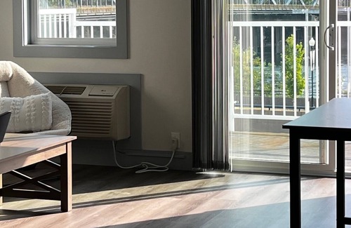 Trail Apartamento | Brand new Apartment located in downtown Trail.