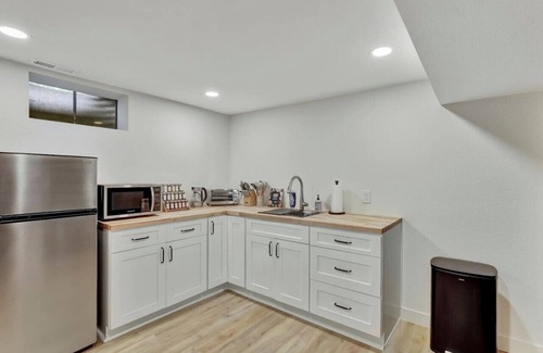 Scenic Heights Apartamento | Brand New Arvada Guest Suite| Sauna | Fire Pit