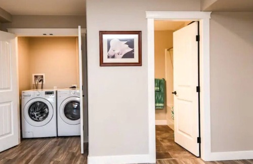 Campbell River Casa | Nuevo y hermoso conjunto de sótano totalmente amueblado de 3 dormitorios