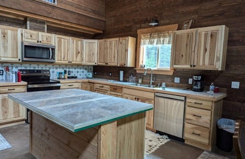 Lincoln Cabina | Brand new cabin in the woods, 5 minutes from Lincoln and the Blackfoot River.