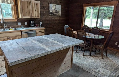 Lincoln Cabina | Brand new cabin in the woods, 5 minutes from Lincoln and the Blackfoot River.