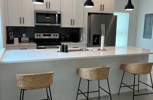 Biggar Cabaña | Brand New Comfy Cottage Minutes Away from Fort Myers Beach and Sanibel Island