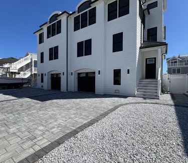 North Beach Haven Apartamento | Brand New Construction For 2024! 5 Bedroom Townhome!