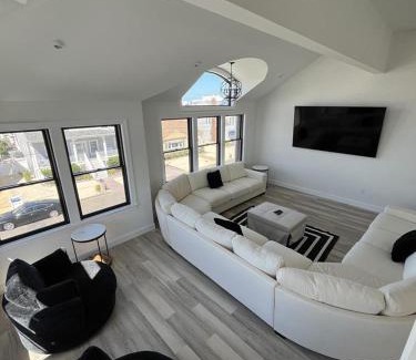North Beach Haven Apartamento | Brand New Construction For 2024! 5 Bedroom Townhome!